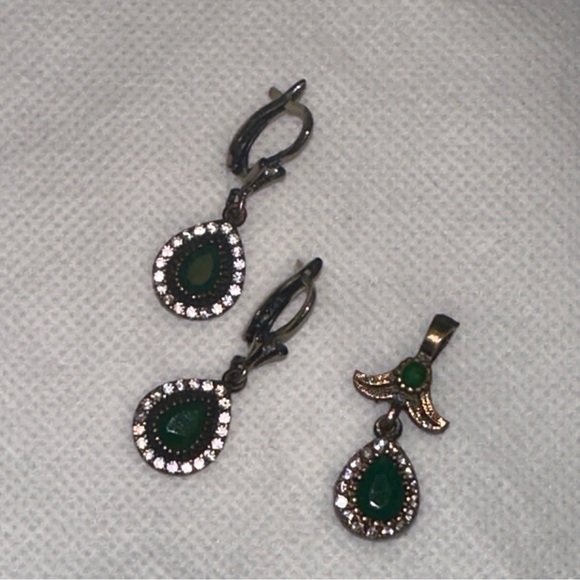 GORGEOUS Emerald Sterling Silver Earrings & Pendant Set - Picture 6 of 7